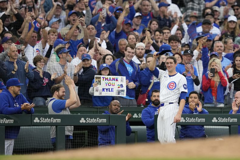 El abridor Kyle Hendricks, de los Cachorros de Chicago, se quita la gorra para agradecer la ovación de los fanáticos en Wrigley Field después de salir en la octava entrada del juego de béisbol en contra de los Rojos de Cincinnati, el sábado 28 de septiembre de 2024, en Chicago. (AP Foto/Charles Rex Arbogast)