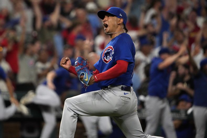 Adbert Alzolay, relevista de los Cachorros de Chicago, celebra después de retirar a Alec Burleson, de los Cardenales de San Luis, con un elevado para cerrar el partido en la novena entrada, el viernes 28 de julio de 2023, en San Luis. Los Cachorros ganaron 3-2. (AP Foto/Jeff Roberson)