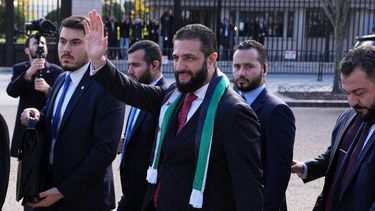 El presidente de Siria, Ahmed al Sharaa, saluda a sus simpatizantes frente a la Casa Blanca el lunes 10 de noviembre de 2025, en Washington, tras reunirse con el presidente Donald Trump. (AP Foto/Jacquelyn Martin)