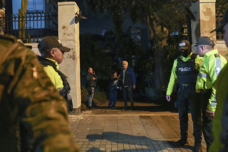 Roberto Canseco, jefe de la sección consular mexicana en Quito, ante la puerta de la embajada de México en Quito, Ecuador, después de que la policía ecuatoriana irrumpiera a la fuerza el viernes 5 de abril de 2024. El episodio ocurrió horas después de que el gobierno mexicano concediera el asilo político al exvicepresidente Jorge Glas, que permanecía en la sede diplomática desde diciembre de 2023. (AP Foto/Dolores Ochoa)
