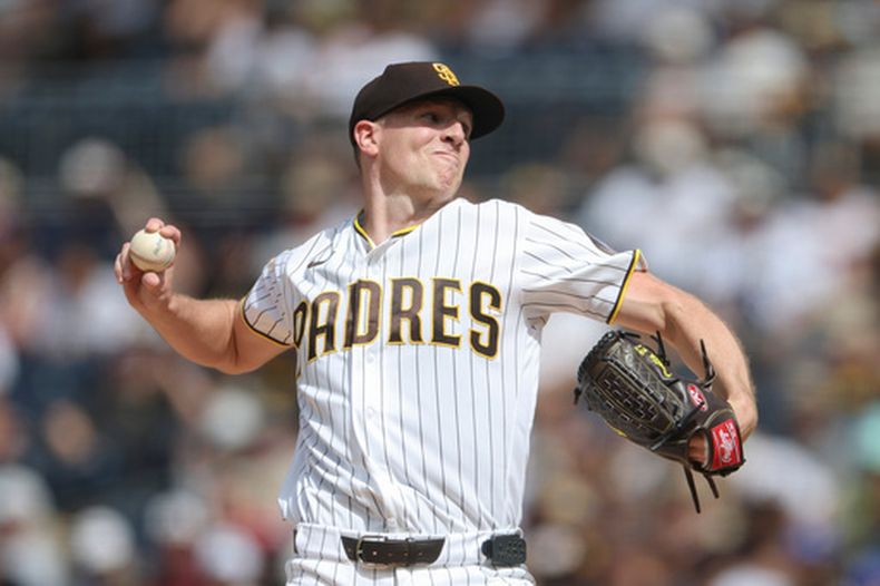 El lanzador abridor de los Padres de San Diego, Nick Pivetta, realiza un lanzamiento ante un bateador de los Nacionales de Washington durante la segunda entrada de un partido de béisbol el lunes 7 de septiembre de 2026, en San Diego. (Foto AP/Karl Anderson)