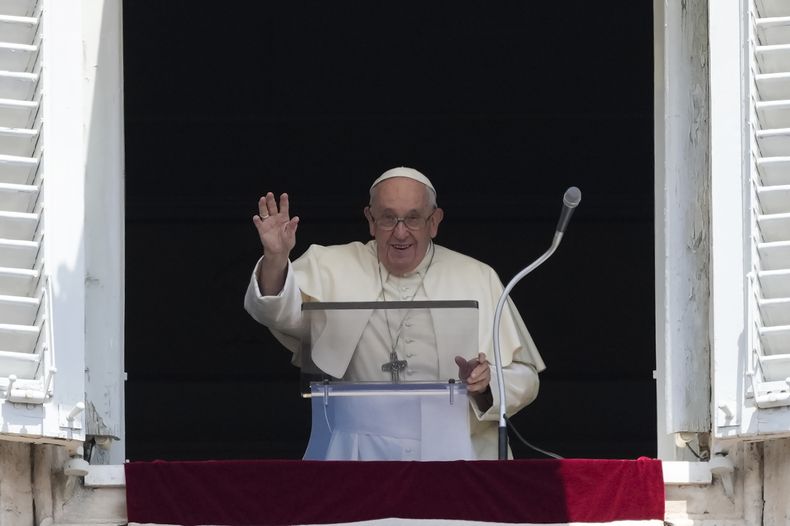 El papa Francisco saluda antes del Ángelus desde la ventana de su oficina sobre la Plaza de San Pedro, Vaticano, 2 de julio de 2023. (AP Foto/Alessandra Tarantino)