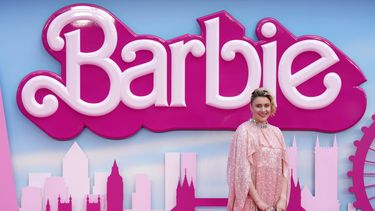 La escritora/directora/productora ejecutiva Greta Gerwig posa a su llegada al estreno de la película Barbie el 12 de julio de 2023 en Londres. (Scott Garfitt/Invision/AP)