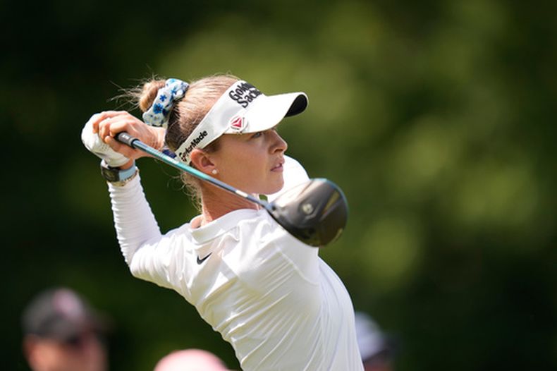 La golfista estadounidense Nelly Korda golpea la bola en el hoyo 13 durante la primera ronda del torneo de golf FM Championship de la LPGA en Norton, Massachusetts, el jueves 27 de agosto de 2026. (Foto AP/Charles Krupa)