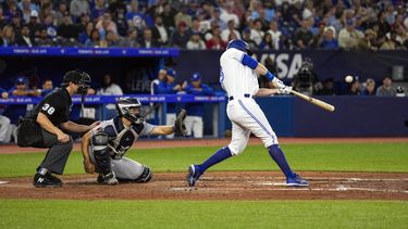 Brandon Belt (13), bateador designado de los Azulejos de Toronto, batea un cuadrangular solitario en contra de los Astros de Houston durante la sexta entrada en el juego de béisbol en Toronto, el miércoles 7 de junio de 2023. (Andrew Lahodynskyj/The Canadian Press vía AP)