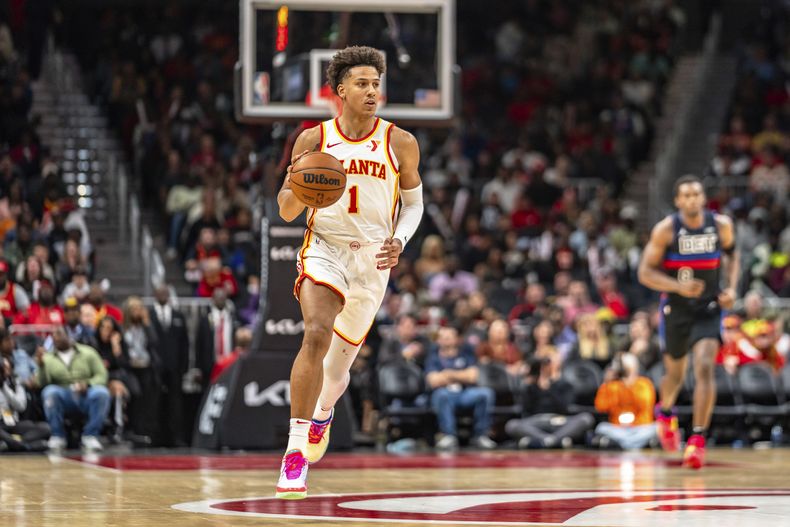 Jalen Johnson, alero de los Hawks de Atlanta, conduce el balón en el encuentro del miércoles 3 de abril de 2024, ante los Pistons de Detroit (AP Foto/Jason Allen)