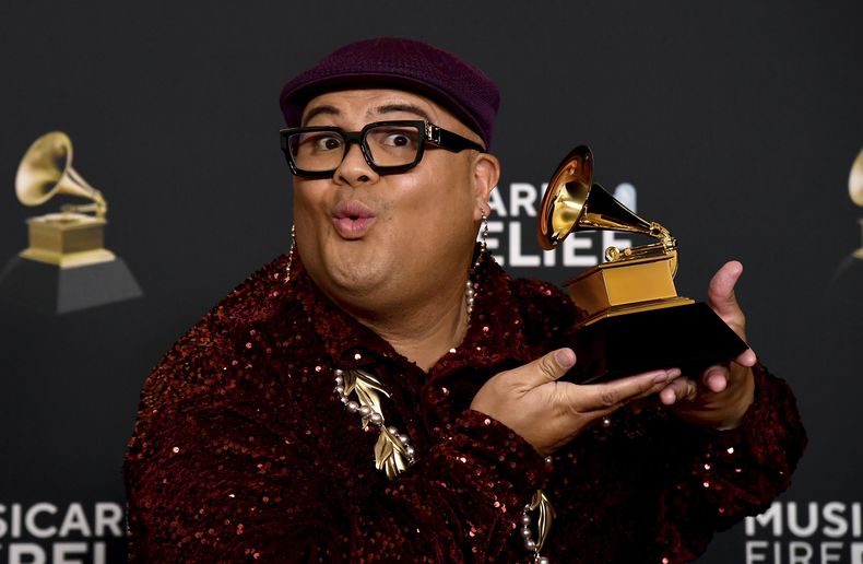 Kalani Pea posa en la sala de prensa con el premio al mejor álbum de música de raíces regionales por Kuini durante la 67ª entrega anual de los Grammy el domingo 2 de febrero de 2025 en Los Ángeles. (Foto Richard Shotwell/Invision/AP)