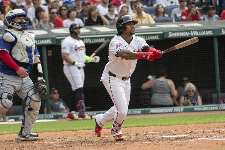 El dominicano José Ramírez, de los Guardianes de Cleveland, batea un jonrón de dos carreras en el duelo ante los Azulejos de Toronto, el sábado 22 de junio de 2024 (AP Foto/Phil Long)