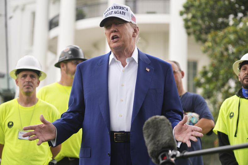 El presidente estadounidense Donald Trump habla con los periodistas en el jardín sur de la Casa Blanca, en Washington, el miércoles 18 de junio de 2025. (AP Foto/Evan Vucci)