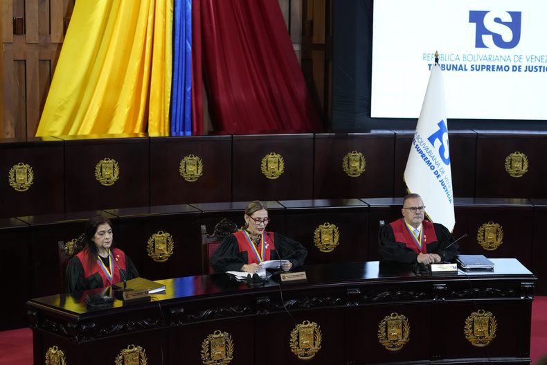 La presidenta de la Corte Suprema, Caryslia Rodríguez, habla en el tribunal que está realizando una auditoría de los resultados controvertidos de las elecciones presidenciales en Caracas, Venezuela, el jueves 22 de agosto de 2024. (AP Foto/Ariana Cubillos)