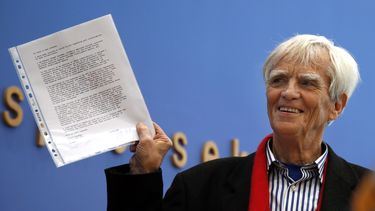 americateve | Hans-Christian Stroebele, legislador del opositor Partido Verde alem&aacute;n, muestra una carta que dijo haber recibido de Edward Snowden antes de una conferencia de prensa en Berl&iacute;n el viernes, 1 de noviembre del 2013. Stroebele dijo que se entre