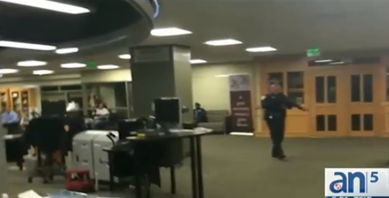 Cundió el pánico en la universidad estatal de la florida cuando esta madrugada un graduado de la escuela de leyes abrió  fuego en la biblioteca hiriendo a tres estudiantes. El hombre le disparó a las autoridades que respondieron acribillándolo a tiros.