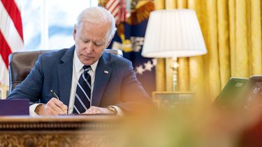 Biden firmará hoy paquete de rescate económico