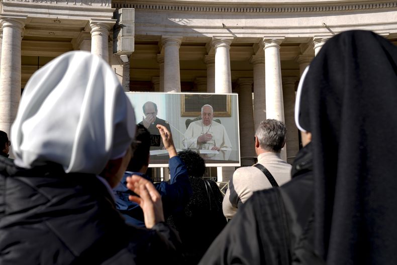 La pantalla donde aparece el papa Francisco en la Plaza de San Pedro en el Vaticano el 3 de diciembre de 2023. (Foto AP /Andrew Medichini)