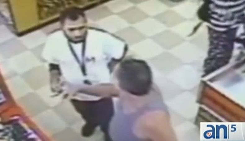 Hoy se presentó en corte el hombre que noqueó con un solo golpe a un cliente en un mercado de Miami Beach. Mientras la victima permanece en el hospital en estado de coma.