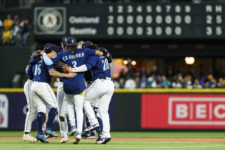 Los Marineros de Seattle festejan la victoria sobre los Atléticos de Oakland, el martes 23 de mayo de 2023 (AP Foto/Caean Couto)