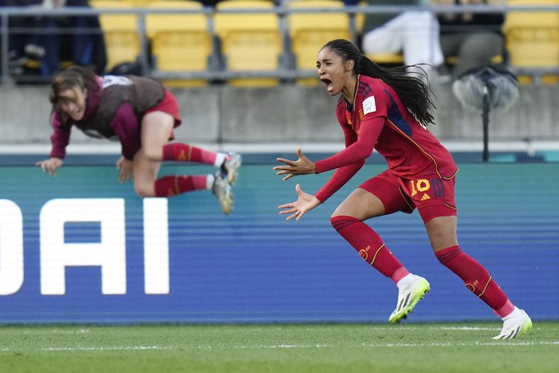 Salma Paralluelo, de España, festeja tras anotar en la prórroga del partido de cuartos de final de la Copa del Mundo ante Holanda, el viernes 11 de agosto de 2023. (AP Foto/Alessandra Tarantino)