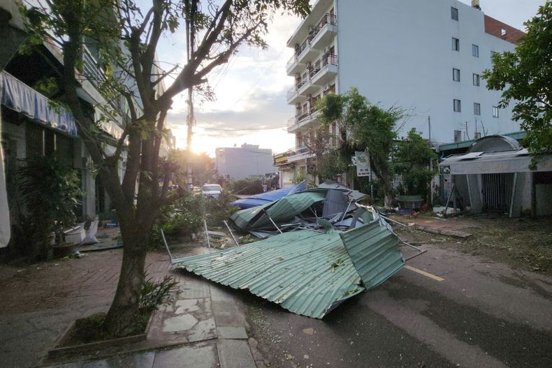 Escombros en una calle en Gai Lai, Vietnam, el 7 de noviembre de 2025, tras el paso del tifón Kalmaegi. (Sy Thang/VNA vía AP)
