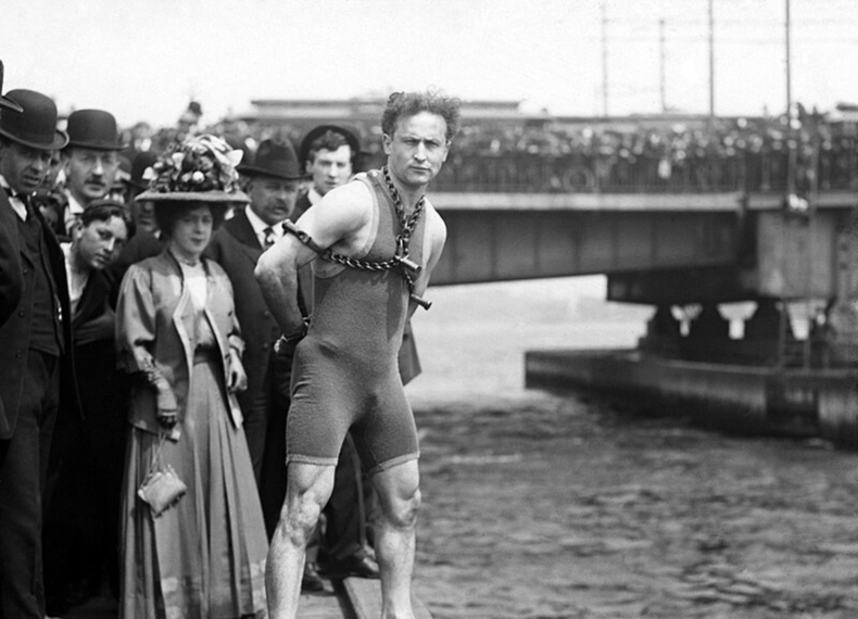 Harry Houdini salta del puente Harvard en Boston. / John H. Thurston-Wikimedia Commons