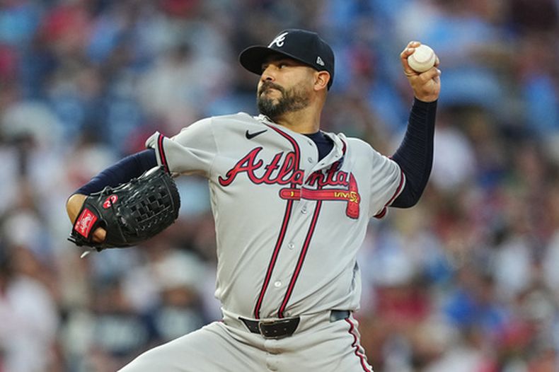 El venezolano Martín Pérez, de los Bravos de Atlanta, lanza en el juego ante los Filis de Filadelfia, el viernes 17 de abril de 2026 (AP Foto/Matt Rourke)