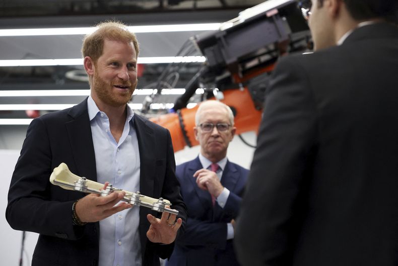 El príncipe Enrique de Gran Bretaña sostiene un fijador externo imperial durante una visita al Centro de Estudios de Lesiones por Explosión en el Imperial College de Londres, en Londres, el miércoles 10 de septiembre de 2025. (Suzanne Plunkett, Pool Photo via AP)