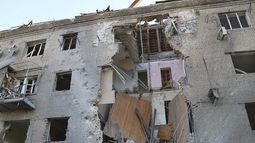 En esta imagen proporcionada por el Servicio Ucraniano de Emergencias, un bloque de apartamentos dañado se ve tras un ataque ruso con bombas planeadoras en Zaporiyia, Ucrania, el sábado 29 de septiembre de 2024. (Servicio Ucraniano de Emergencias via AP)
