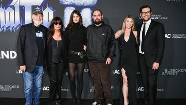 Rob Reiner, de izquierda a derecha, Michele Singer Reiner, Romy Reiner, Nick Reiner, Maria Gilfillan y Jake Reiner llegan al estreno de Spinal Tap II: The End Continues el martes 9 de septiembre de 2025 en The Egyptian Theatre Hollywood en Los Ángeles. (Foto Richard Shotwell/Invision/AP)