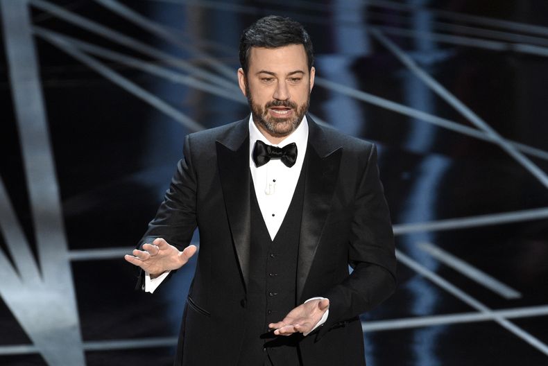 ARCHIVO - El presentador Jimmy Kimmel habla en los Oscar en Los Ángeles el 26 de febrero de 2017. (Foto Chris Pizzello/Invision/AP, archivo)