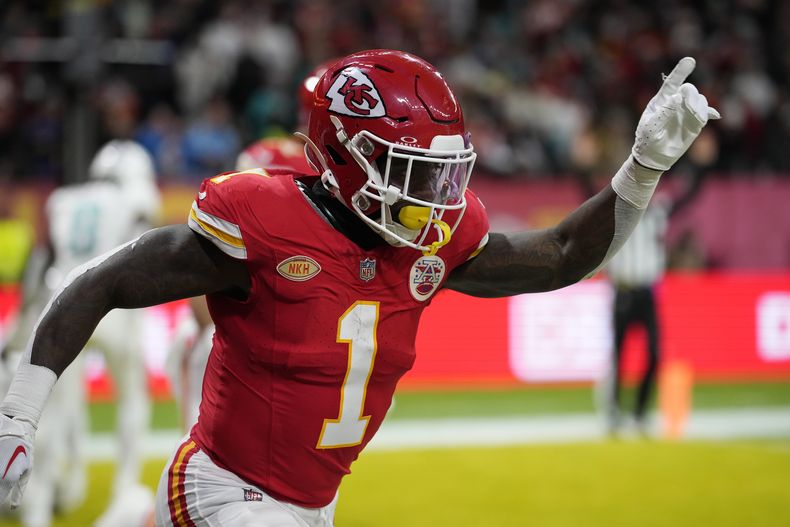 El running back de los Chiefs de Kansas City Jerick McKinnon celebra después de anotar en la primera mitad del partido ante los Dolphins de Miami, el domingo 5 de noviembre de 2023, en Fráncfort, Alemania. (AP Foto/Martin Meissner)