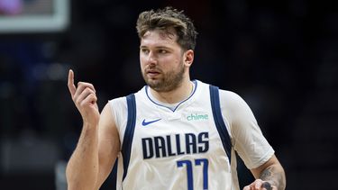 El esloveno Luka Doncic, de los Mavericks de Dallas, festeja durante el encuentro del martes 9 de abril de 2024, ante los Hornets de Charlotte (AP Foto/Jacob Kupferman)