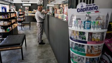 Un hombre recibe sus medicamentos en una farmacia en Teherán, Irán, el 29 de agosto de 2026. (AP Photo/Vahid Salemi)