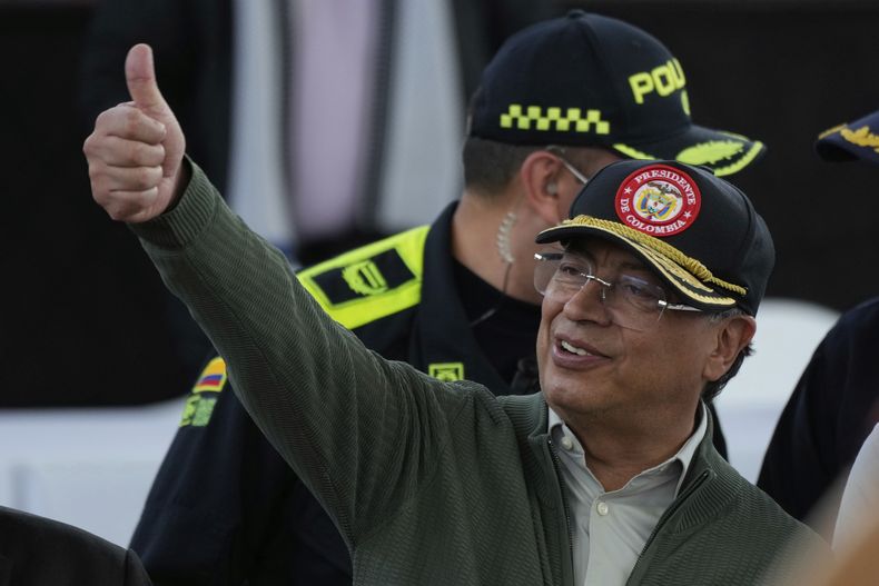ARCHIVO - El presidente de Colombia, Gustavo Petro, saluda con el pulgar hacia arriba a sus partidarios al llegar a una reunión con delegados de los Comuneros del Sur, una facción disidente del Ejército de Liberación Nacional (ELN), para discutir las conversaciones de paz en curso, en Pasto, Colombia, el sábado 5 de abril de 2025. (AP Foto/Fernando Vergara, Archivo)