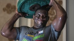 El luchador cubano Mijaín López alza pesas durante un entrenamiento en Varadero, Cuba, el miércoles 3 de abril de 2024. (AP Foto/Ramón Espinosa)