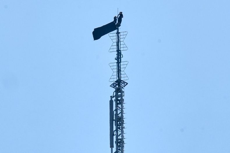 Una persona encima del Edificio Empire State de Nueva York el 1 de julio del 2026. (AP foto/Richard Drew)