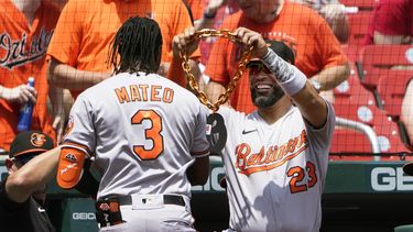 Bannon pega sencillo al 1er pitcheo; Orioles ganan