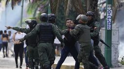 ARCHIVO - La policía detiene a manifestantes que protestan contra el anuncio oficial de resultados electorales que dio la victoria al presidente Nicolás Maduro, un día después de las votaciones en Caracas, Venezuela, el 29 de julio de 2024. (AP Foto/Matías Delacroix, Archivo)