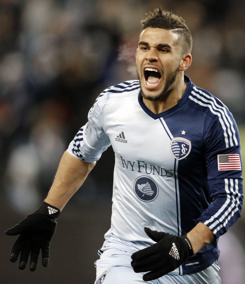 El delantero Dom Dwyer, del Sporting de Kansas city, festeja tras anotar un gol en el segundo tiempo del partido de playoffs de la MLS contra el Dynamo de Houston en Kansas City, Kansas, el s&aacute;bado 23 de noviembre de 2013. El Sporting venci&oacute;