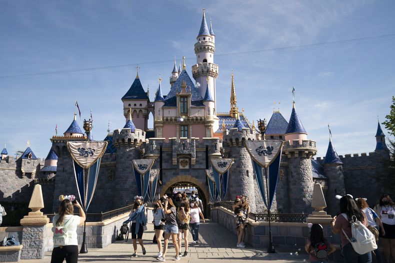 ARCHIVO - Visitantes recorren Disneyland en Anaheim, California, el 30 de abril de 2021. (AP Foto/Jae C. Hong, Archivo)