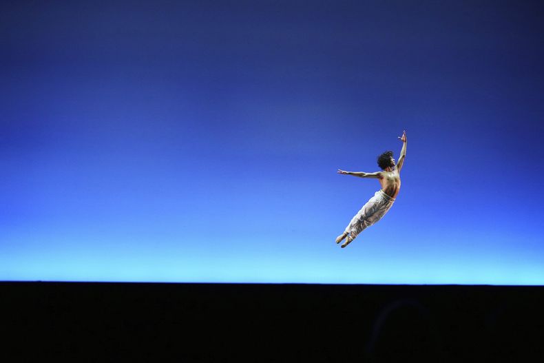 Una bailarín ensaya para la próxima producción de Despertares en el Auditorio Nacional de la Ciudad de México, el viernes 29 de agosto de 2025. (Foto AP/Eduardo Verdugo)