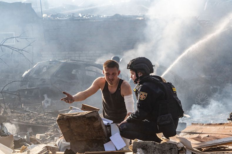 Un hombre herido reúne sus pertenencias delante de su casa destruida en un ataque ruso en Járkiv, Ucrania, el domingo 11 de octubre de 2026. (AP Foto/Andrii Marienko)