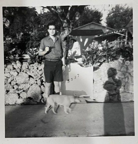 Aquí estoy en la casa de la familia que me acogió cuando llegué de Cuba en el 1962