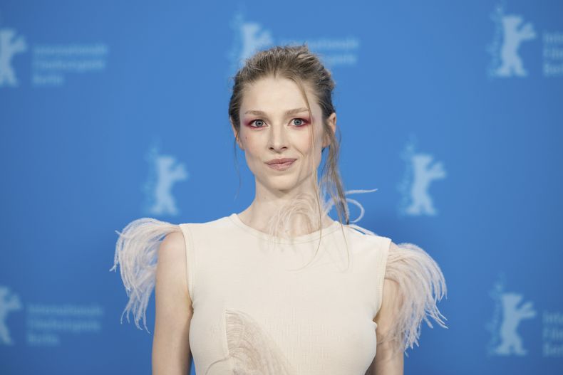 ARCHIVO - La actriz Hunter Schafer posa en la sesión de Cuckoo en la Berlinale, el viernes 16 de febrero de 2023. Schafer es una de las decenas de manifestantes arrestados durante una protesta contra la guerra en Gaza realizada en la sede de NBC en Manhattan durante la participación del presidente Joe Biden en el programa Late Night with Seth Myers a principios de esta semana, confirmaron los organizadores el miércoles 28 de febrero de 2024. (Christoph Gollnow/dpa via AP, archivo)