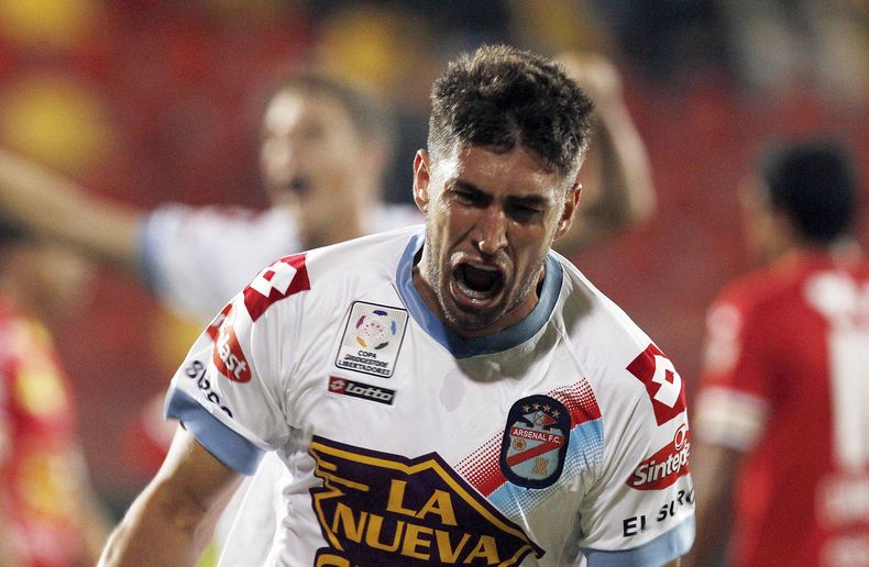 Diego Luis Braghieri, del Arsenal de Argentina, celebra su gol frente a Uni&oacute;n Espa&ntilde;ola de Chile, en un cotejo de octavos de final de la Copa Libertadores de Am&eacute;rica, disputado el mi&eacute;rcoles 30 de abril de 2014 en Santiago (AP Fo