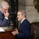 El presidente interino de la Cámara de Representantes, Patrick McHenry, conversa con su correligionario republicano Jim Jordan durante una votación para la presidencia, en el Capitolio, Washington, miércoles 18 de octubre de 2023. Jordan fracasó en su segundo intento. (AP Foto/Alex Brandon)
