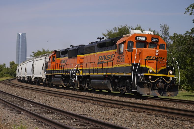 Una locomotora de BNSF viaja hacia el sur el 14 de septiembre de 2022 desde Oklahoma City. (AP Foto/Sue Ogrocki, Archivo)