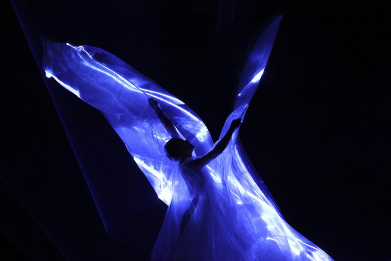 Una modelo luce una creación de la colección de Alta Costura Otoño-Invierno 2025/26 de Iris van Herpen presentada el lunes 7 de julio de 2025 en París. (Foto AP/Tom Nicholson)