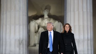 trump asume como presidente de eeuu entre pompa y protestas