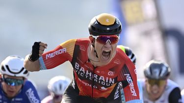 Jonathan Milan festeja tras ganar la segunda etapa del Giro de Italia en San Salvo, el domingo 7 de mayo de 2023. (Massimo Paolone/LaPresse vía AP)