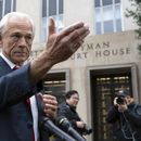 Peter Navarro, un funcionario de la Casa Blanca durante el gobierno de Donald Trump, habla con los medios a su llegada a la corte federal en Washington, el jueves 25 de enero de 2024. (AP Foto/Jose Luis Magana)