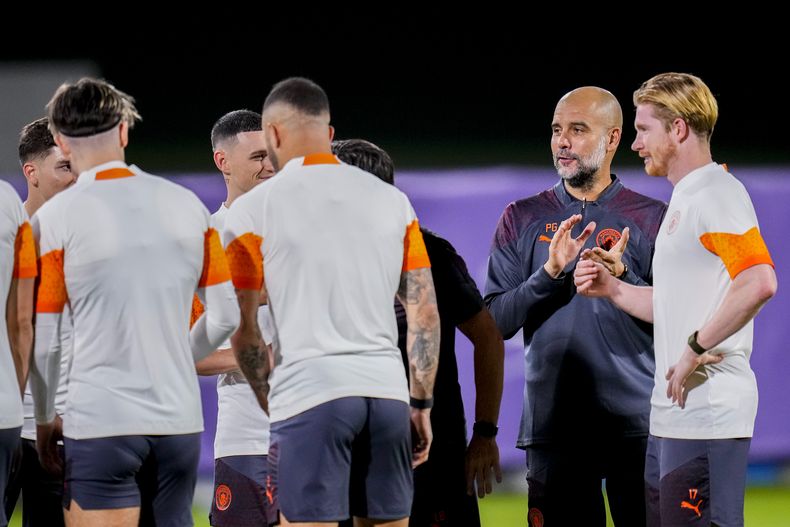 Pep Guardiola, segundo desde la derecha, entrenador del Manchester City, aplaude junto a sus jugadores durante una sesión de entrenamiento en el estadio Rey Abdullah Sports City, en Yeda, Arabia Saudí, el lunes 18 de diciembre de 2023. Urawa Reds jugarán contra Manchester City durante las semifinales del Mundial de Clubes, el martes 19 de diciembre. (AP Foto/Manu Fernandez)